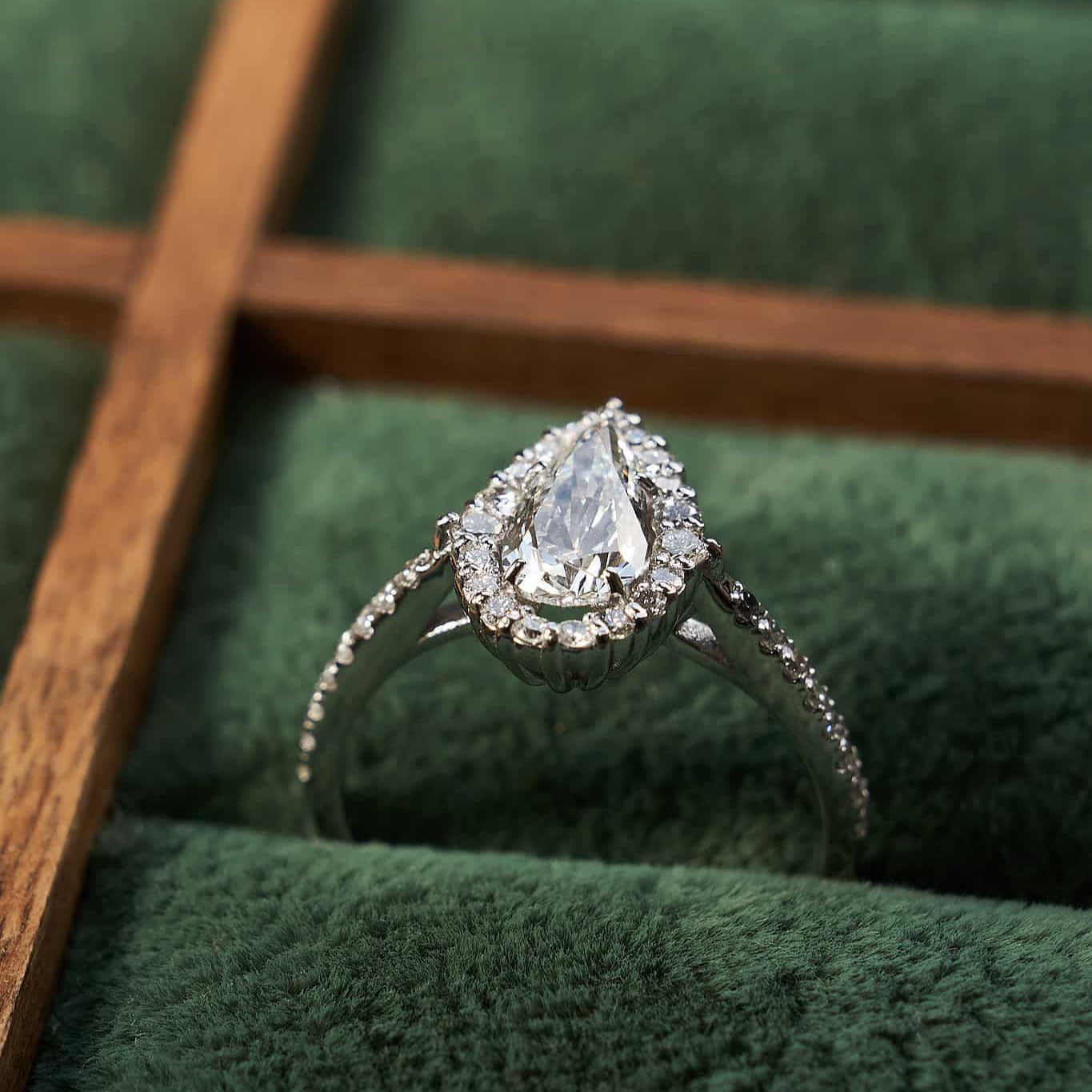 Gold Ring with Pear Diamond 0,7 ct