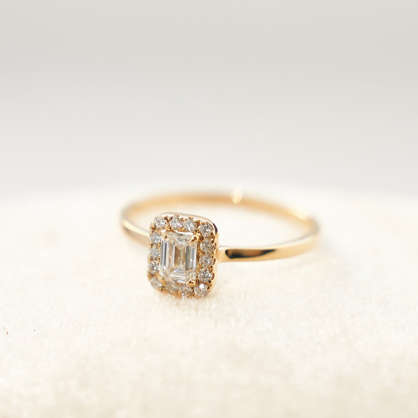 Gold Ring with Emerald Diamond 0,3 ct