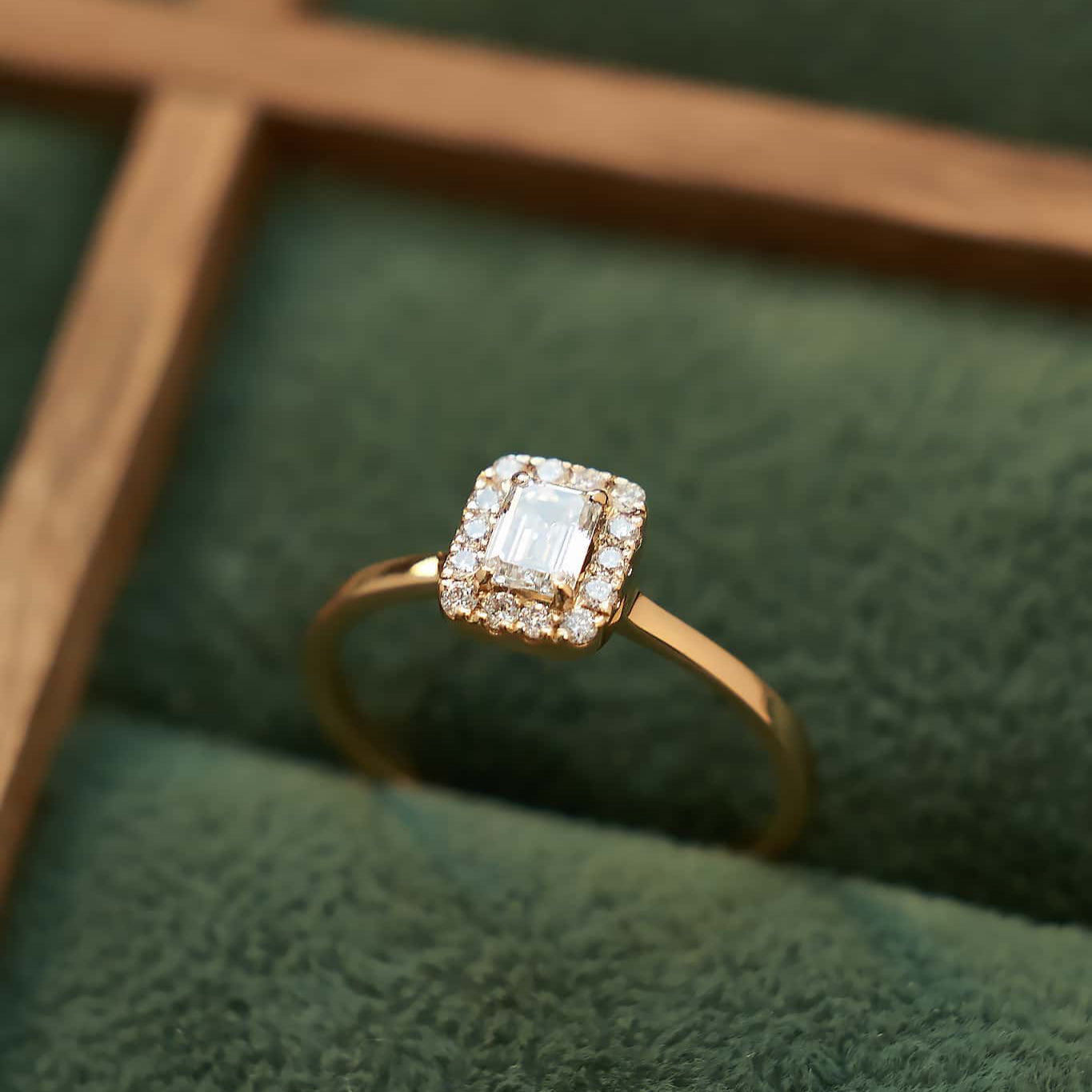 Gold Ring with Emerald Diamond 0,3 ct