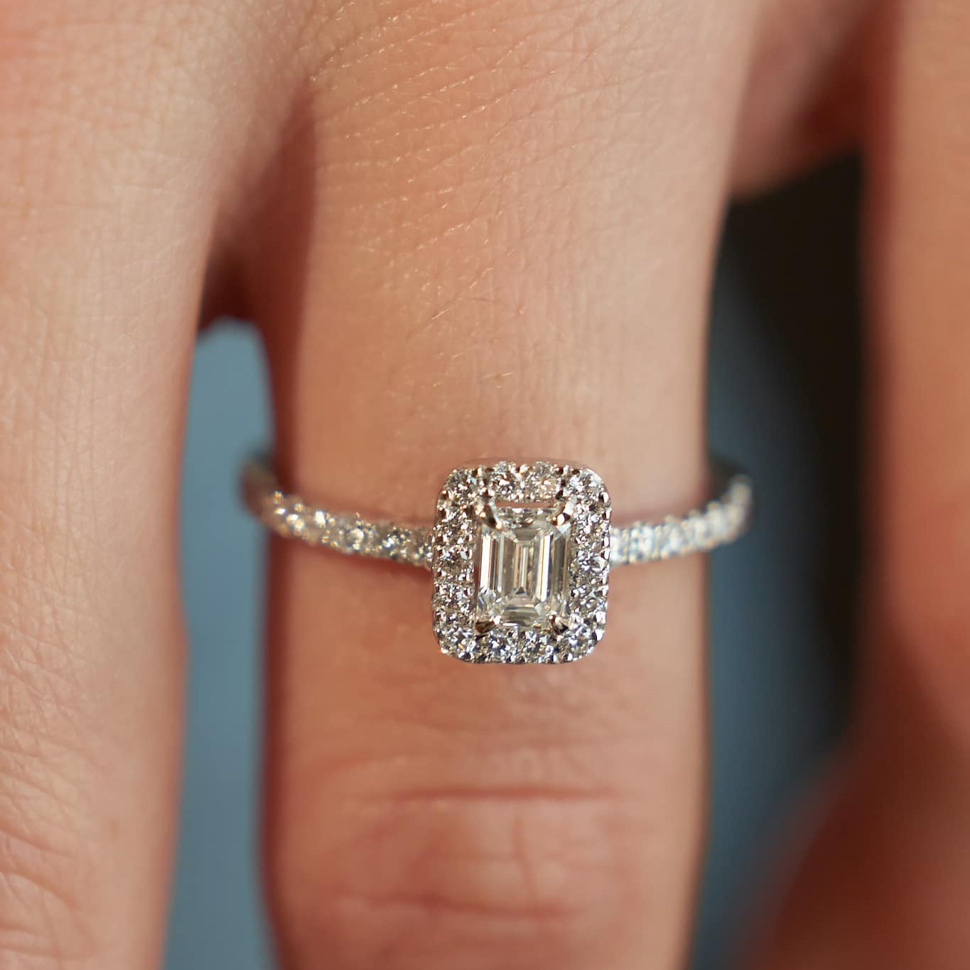 Gold Ring with Emerald Diamond 0,3 ct