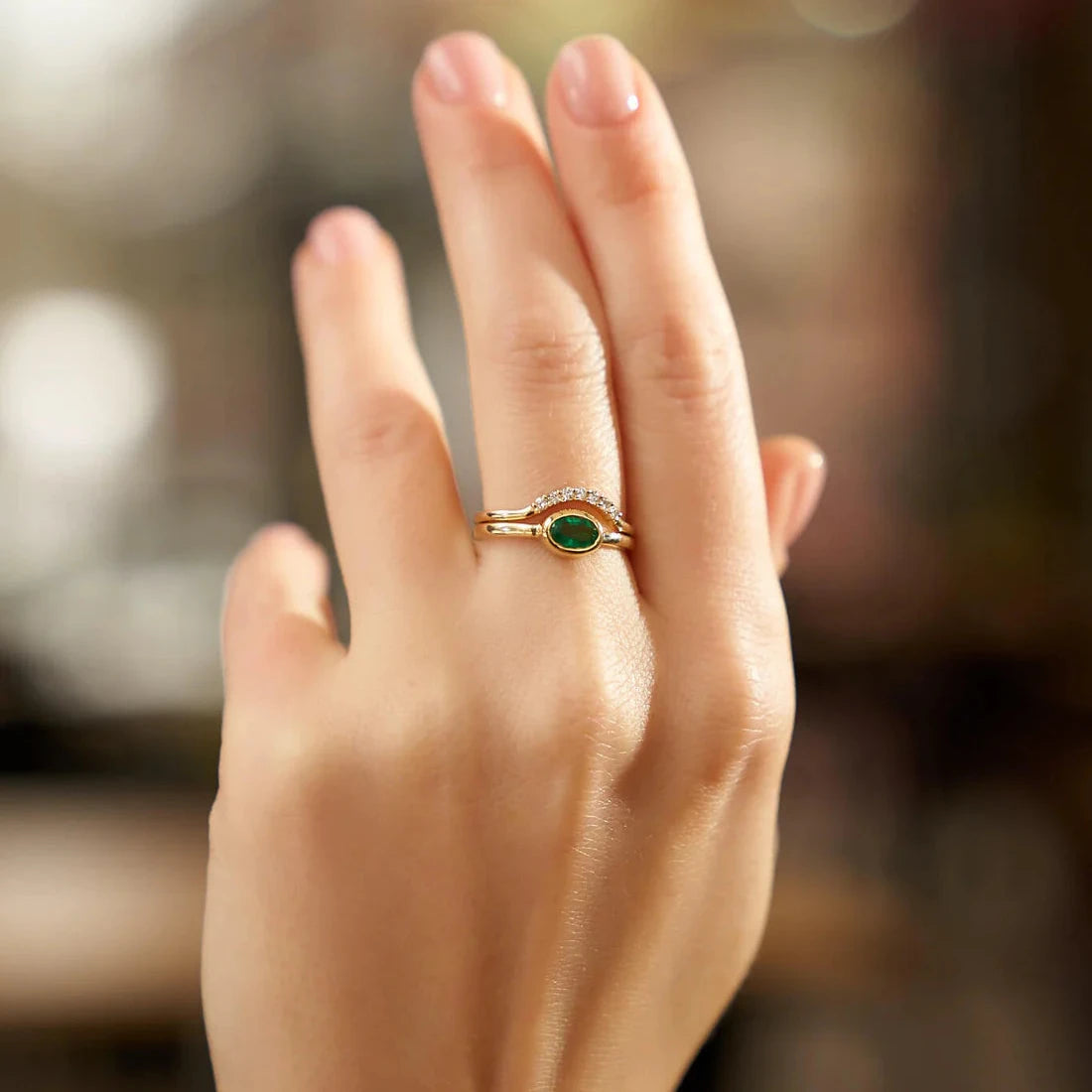 Gold Ring set with Emerald and Diamonds