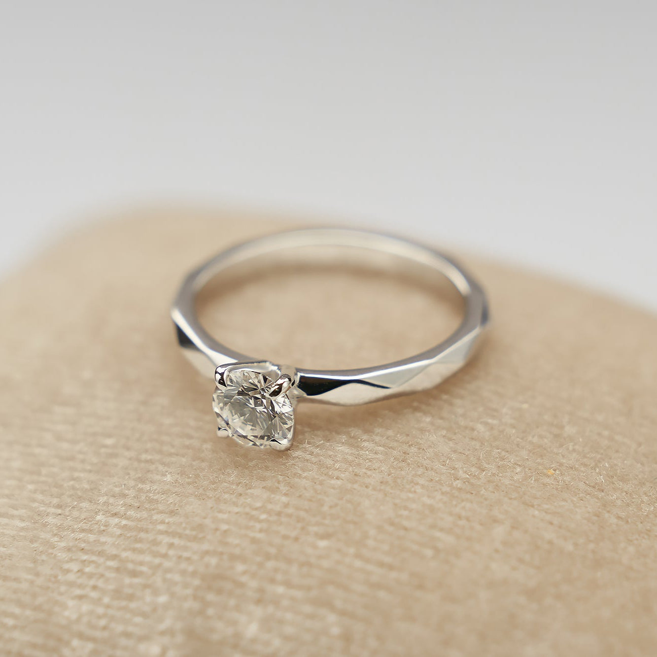 Gold Ring with Round Diamond 0,5 ct