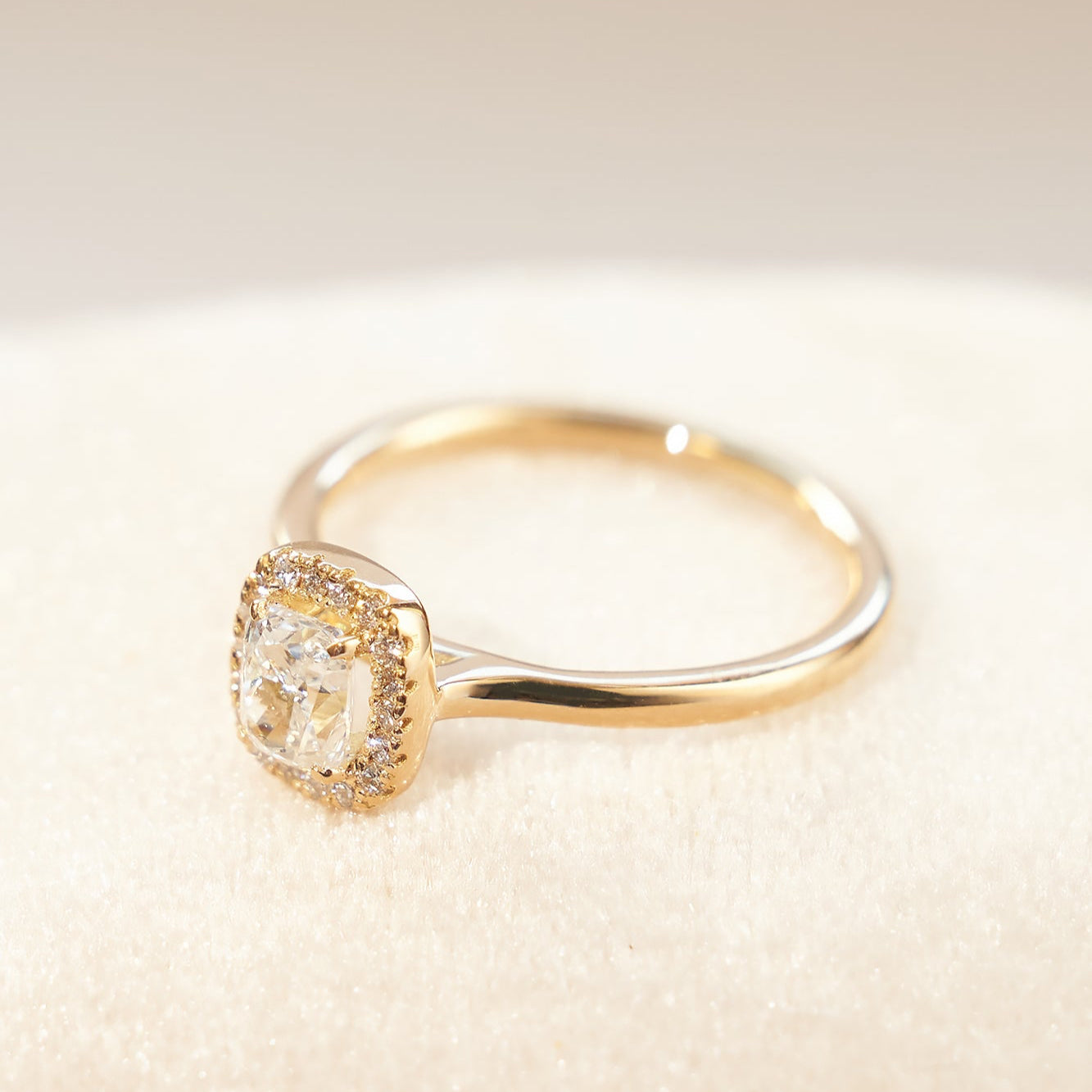 Gold Ring with Cushion Diamond 0,5 ct