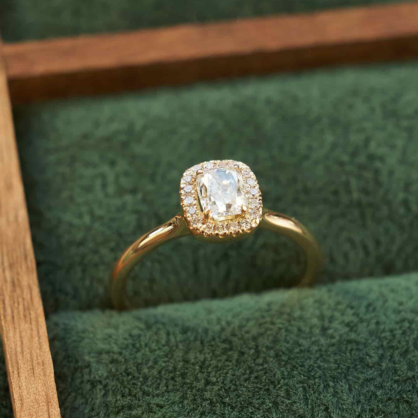 Gold Ring with Cushion Diamond 0,5 ct