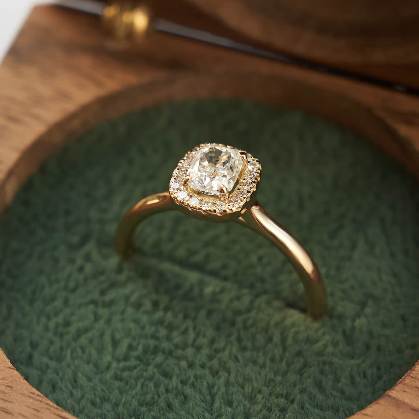 Gold Ring with Cushion Diamond 0,5 ct