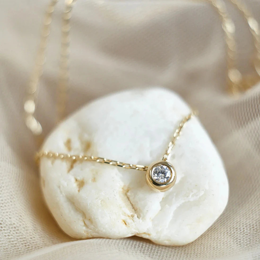 Gold Necklace with Round Diamond 0,2 ct