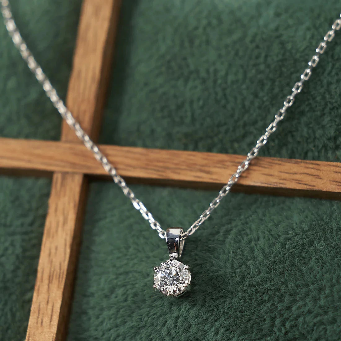 Gold Necklace with Round Diamond 0,3 ct