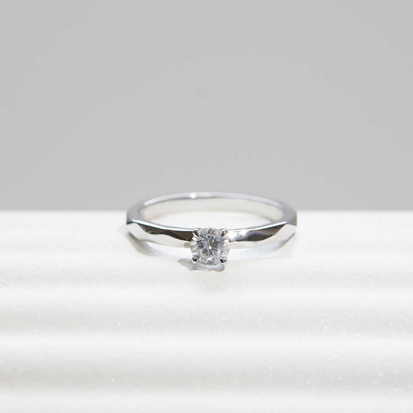 Gold Ring with Round Diamond 0,3 ct