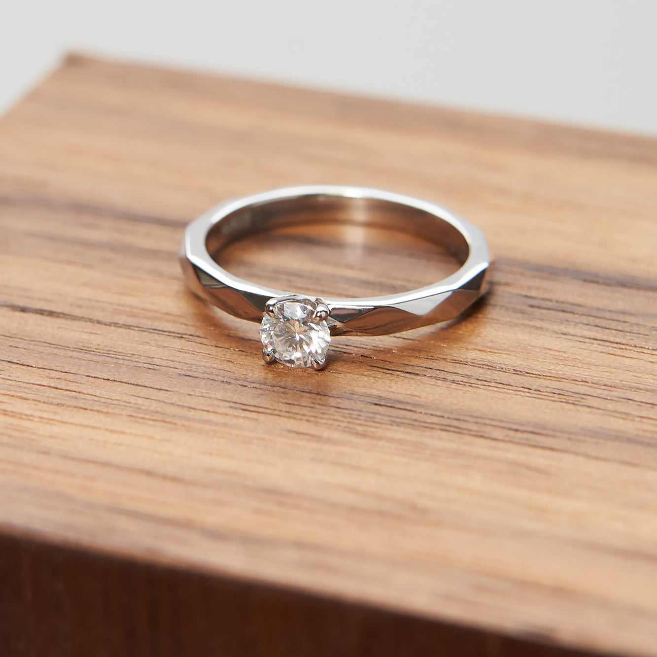 Gold Ring with Round Diamond 0,3 ct