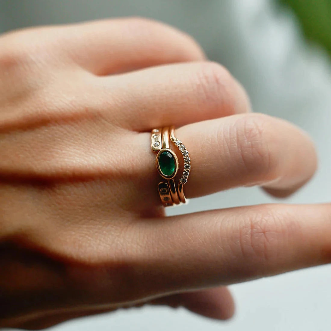 Gold Ring set with Emerald and Diamonds
