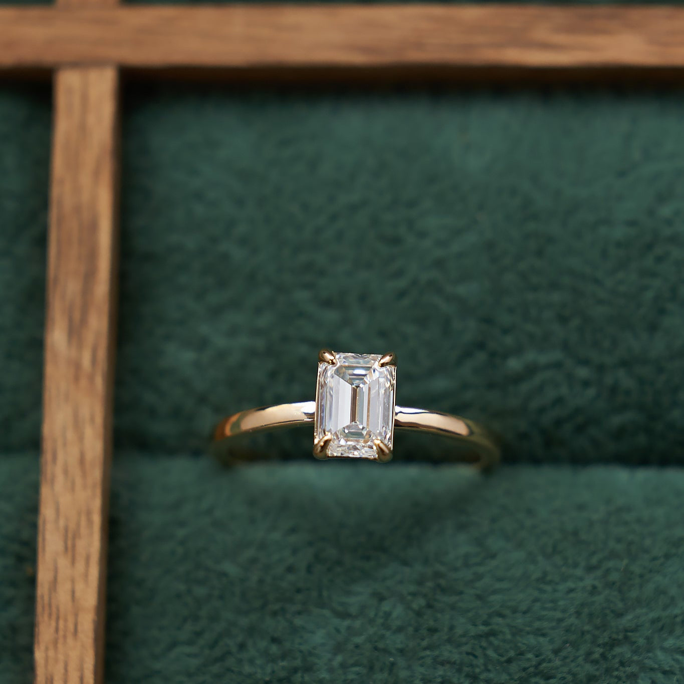 Gold Ring with Emerald Diamond 0,7 ct