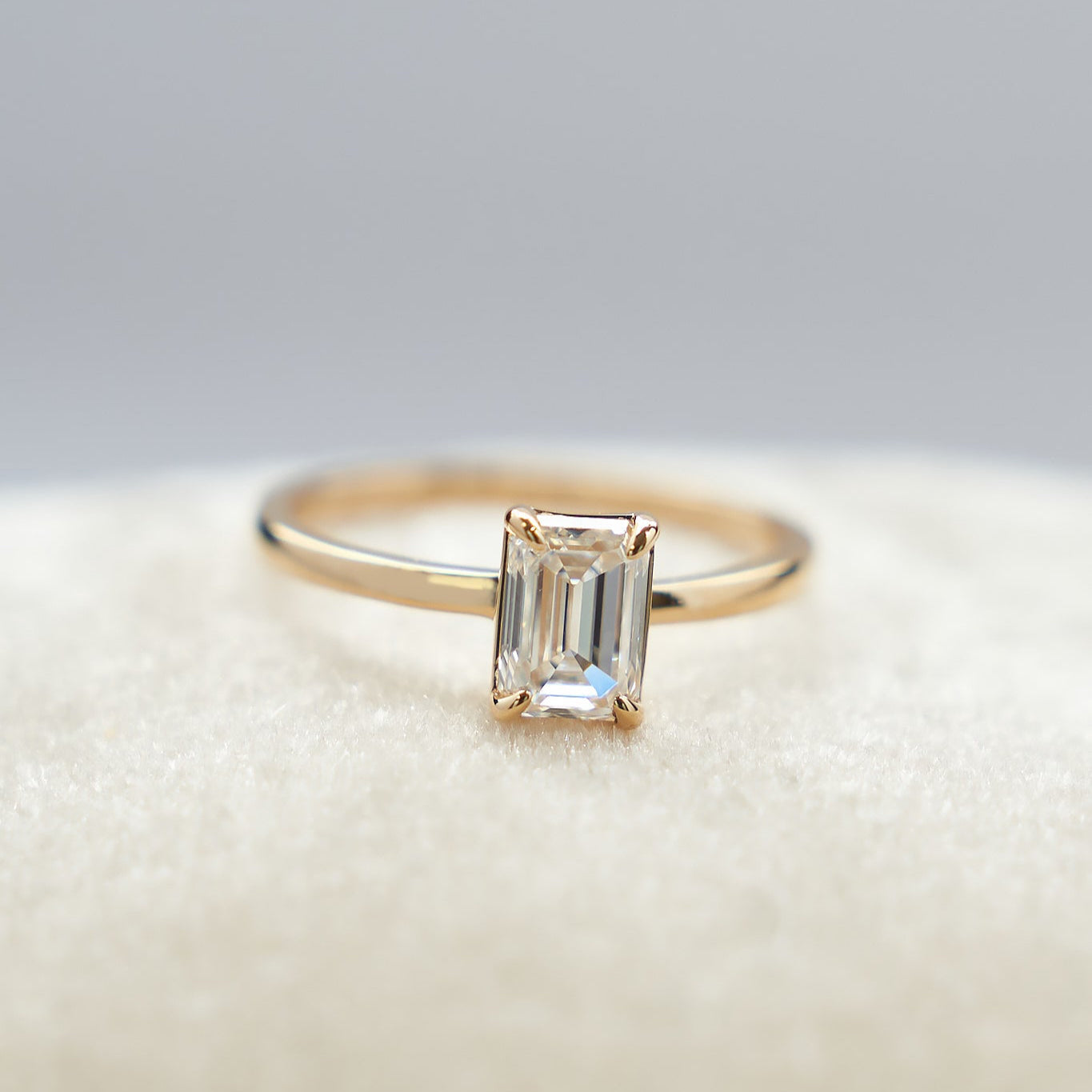 Gold Ring with Emerald Diamond 0,7 ct