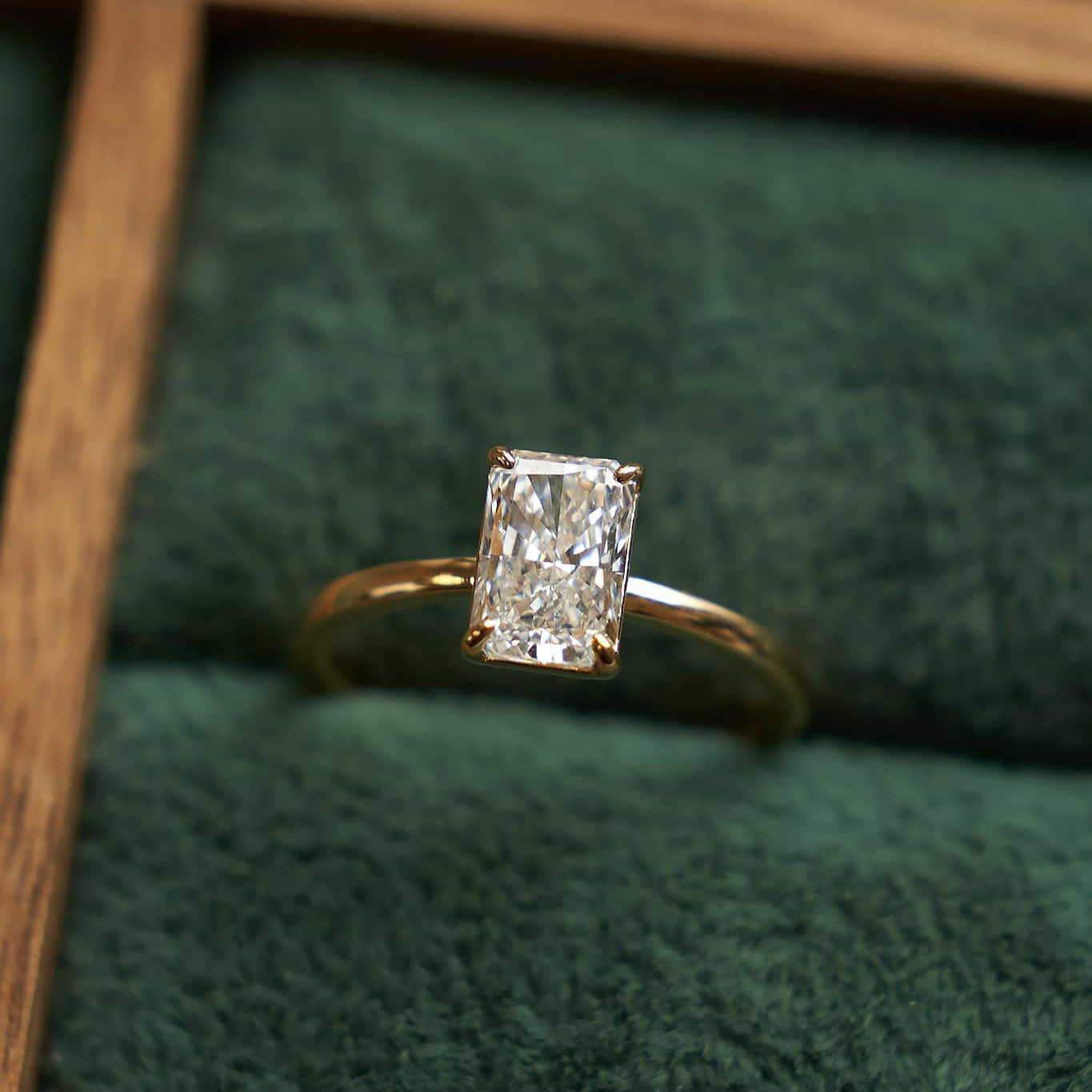 Gold Ring with Radiant Diamond 1 ct