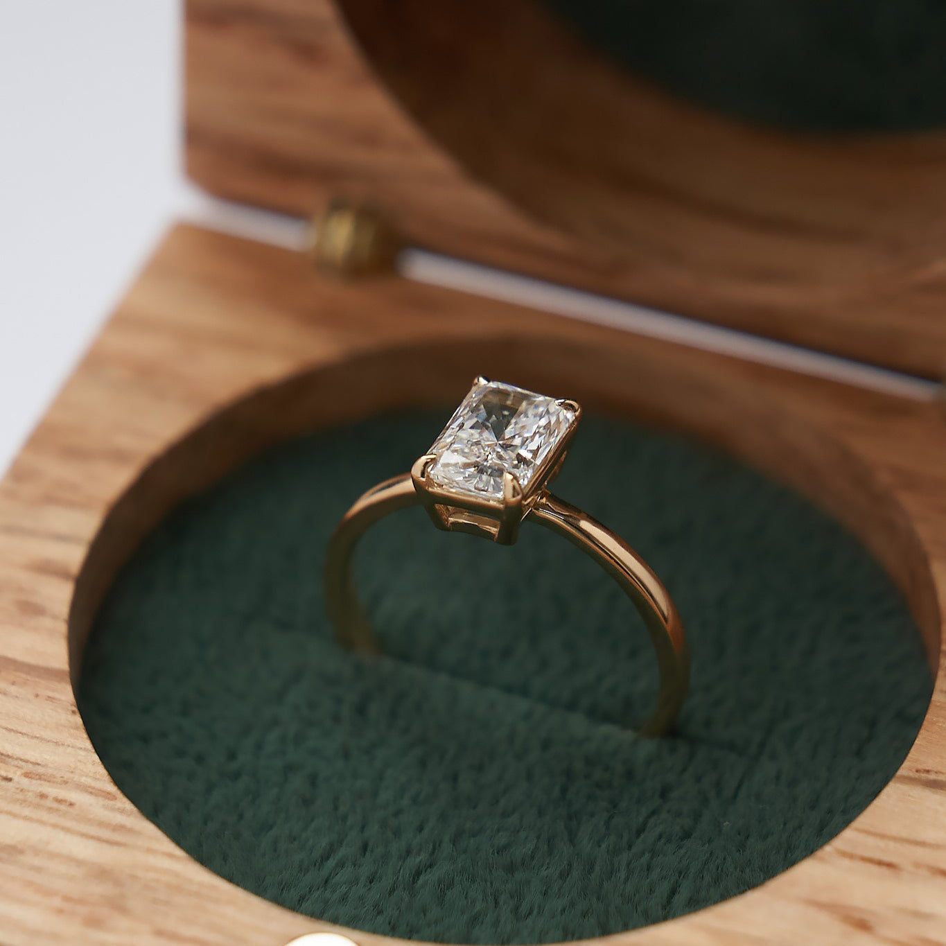 Gold Ring with Radiant Diamond 1 ct