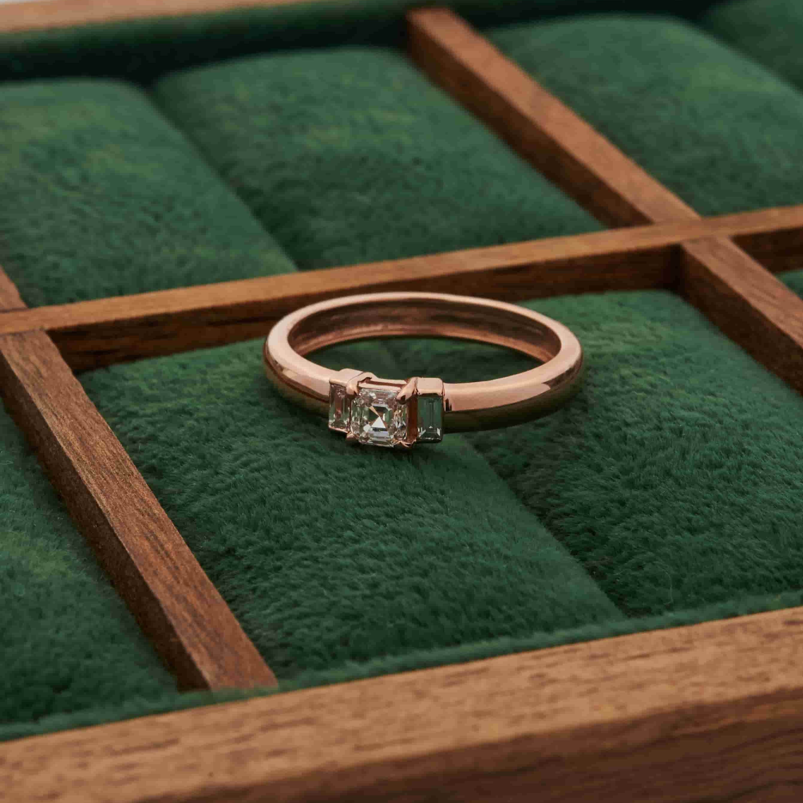 Gold Ring with Asscher Diamond 0,3 ct