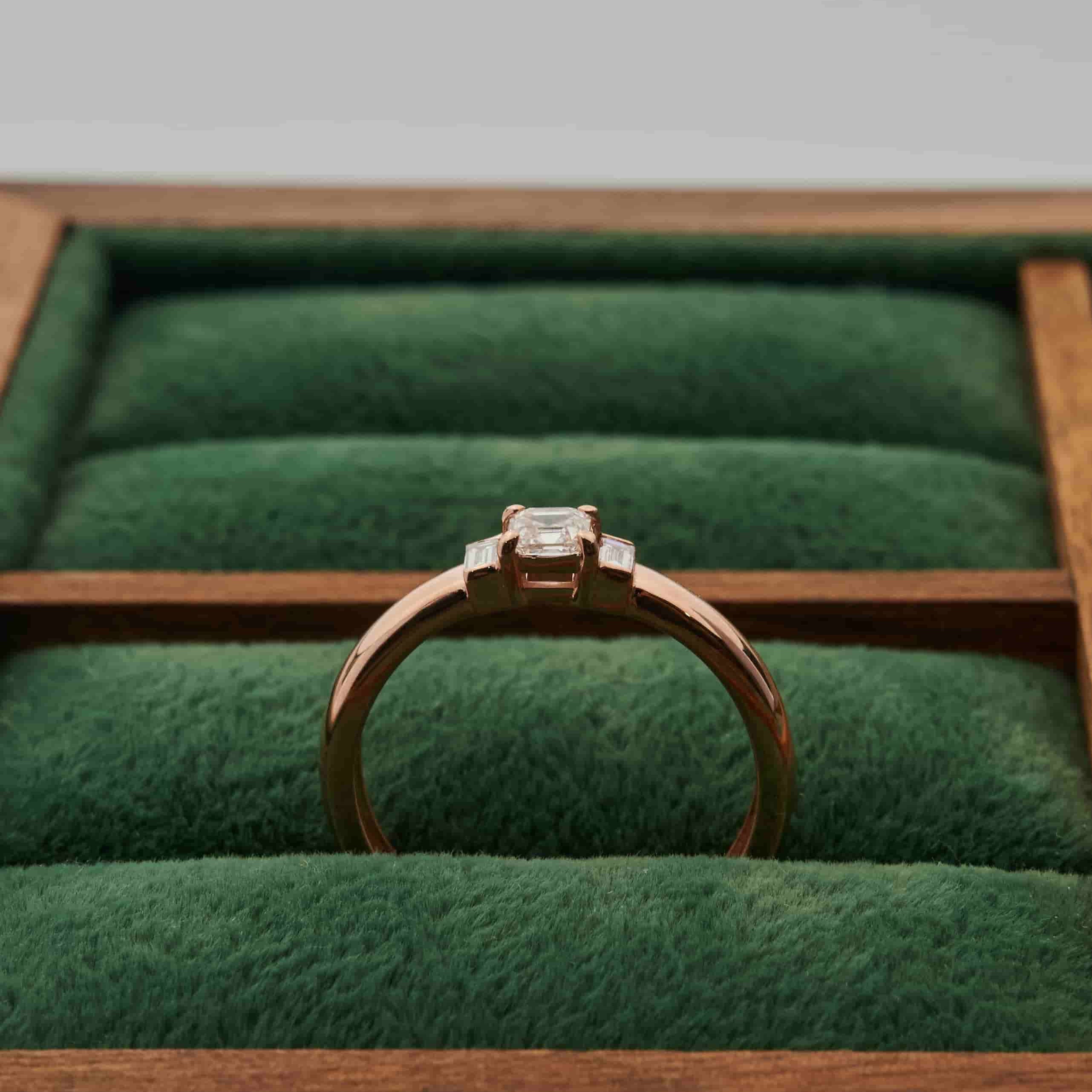 Gold Ring with Asscher Diamond 0,3 ct