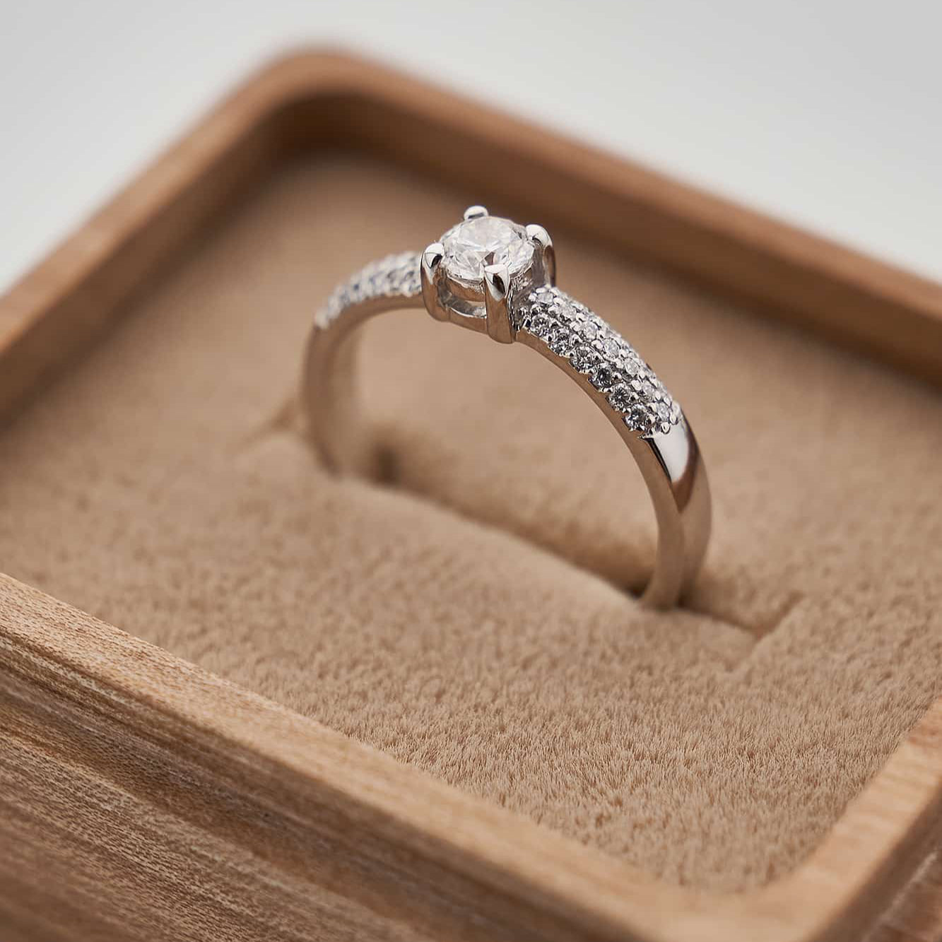 Gold Ring with Round Diamond 0,3 ct