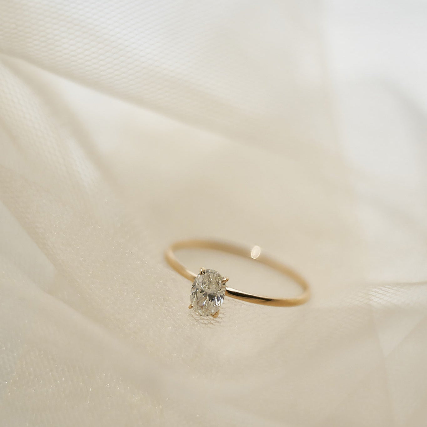 Gold Ring with Oval Diamond 0,3 ct