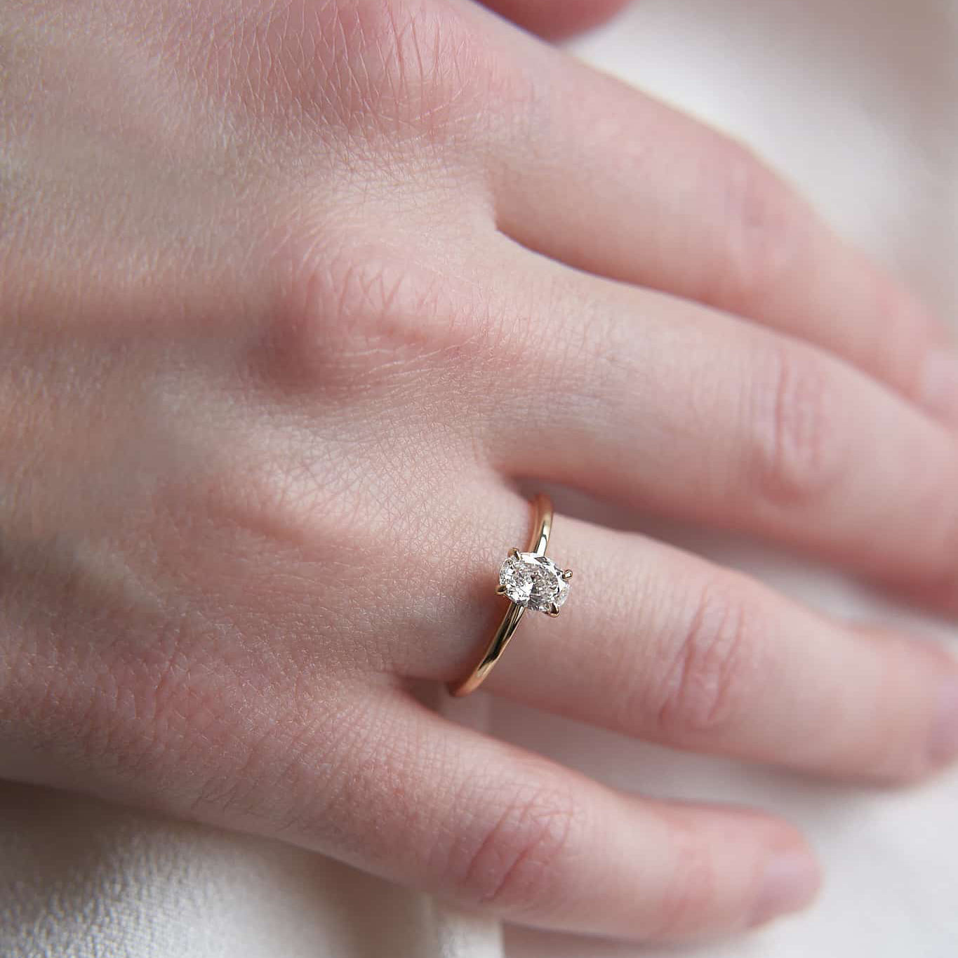 Gold Ring with Oval Diamond 0,3 ct