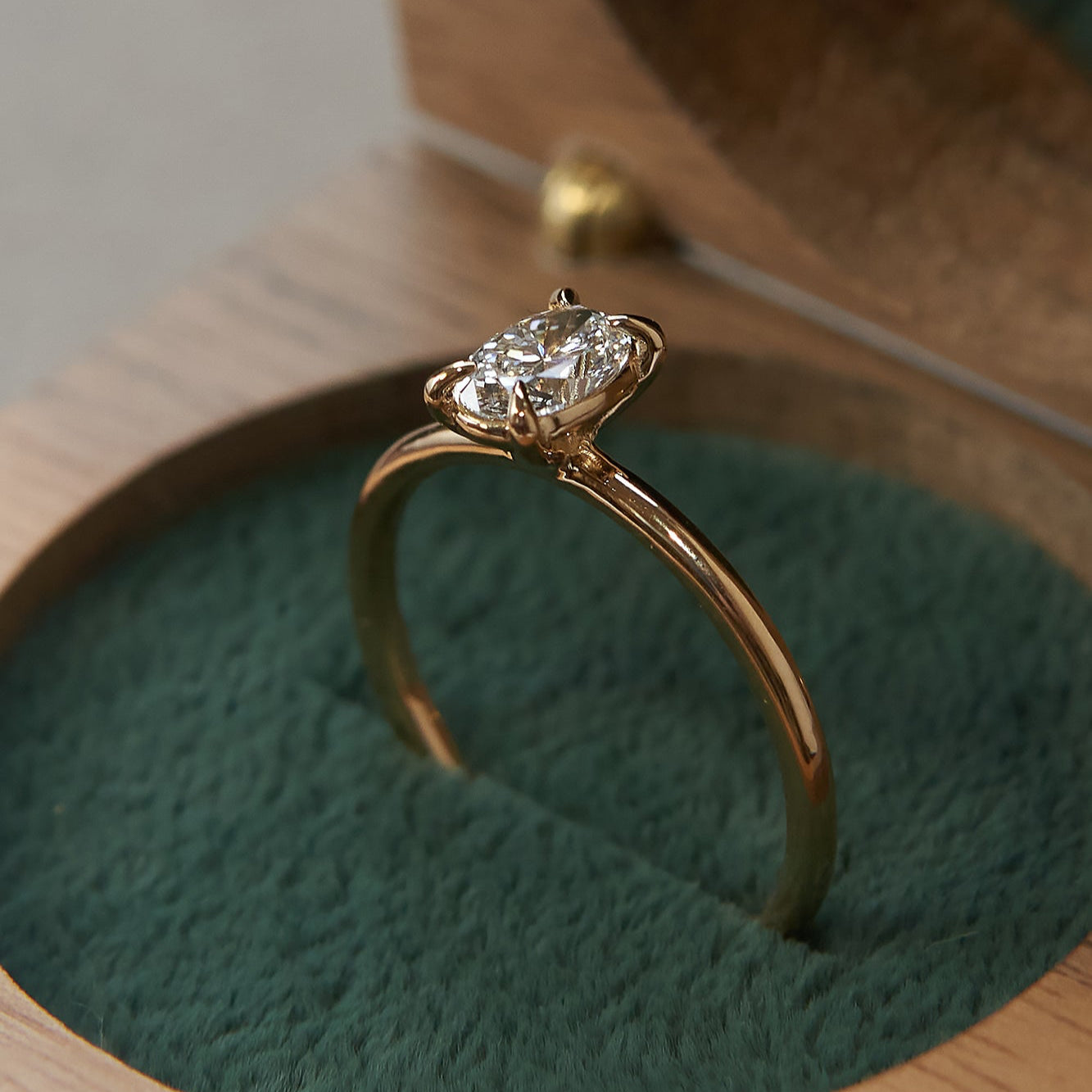 Gold Ring with Oval Diamond 0,5 ct