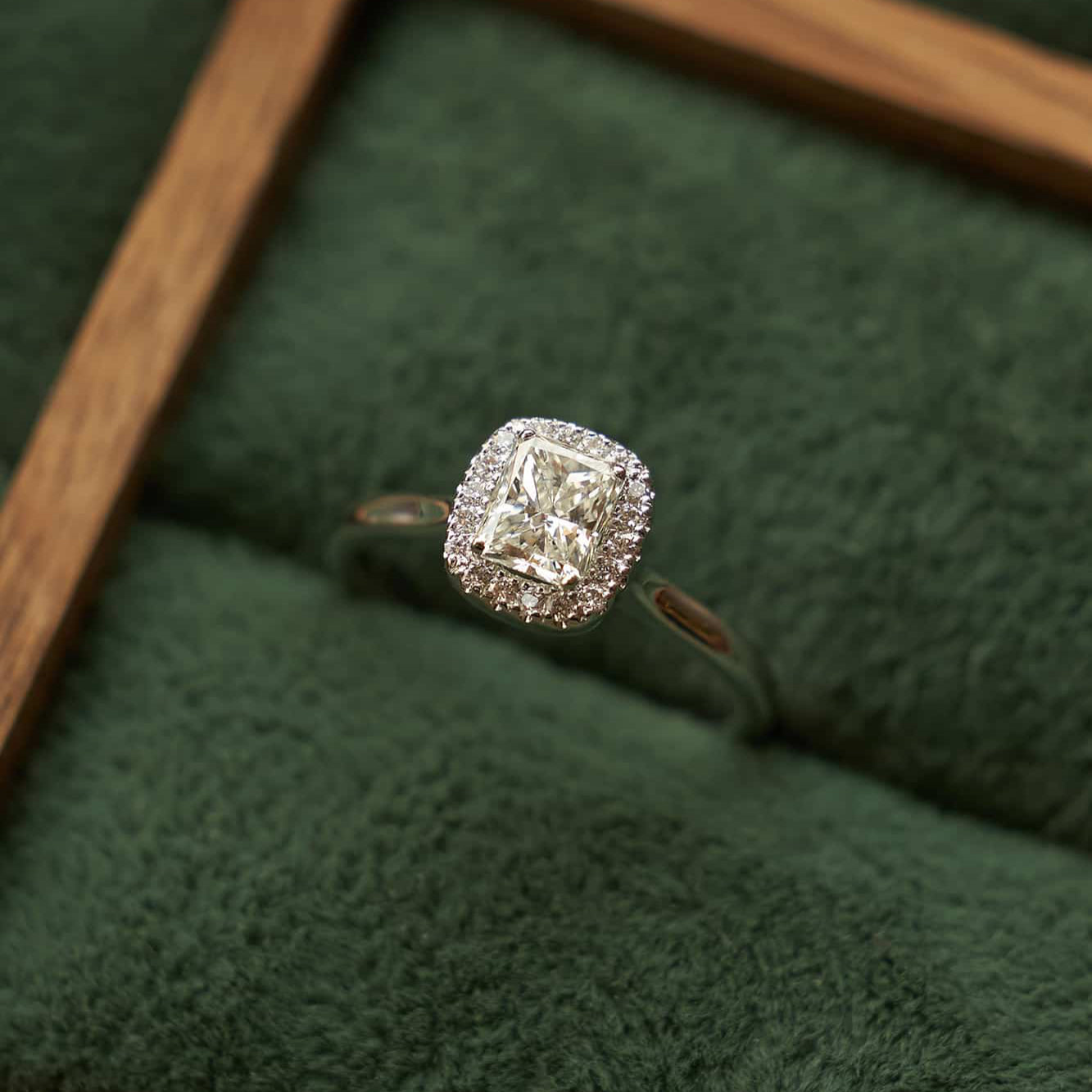 Gold Ring with Radiant Diamond 0,5 ct