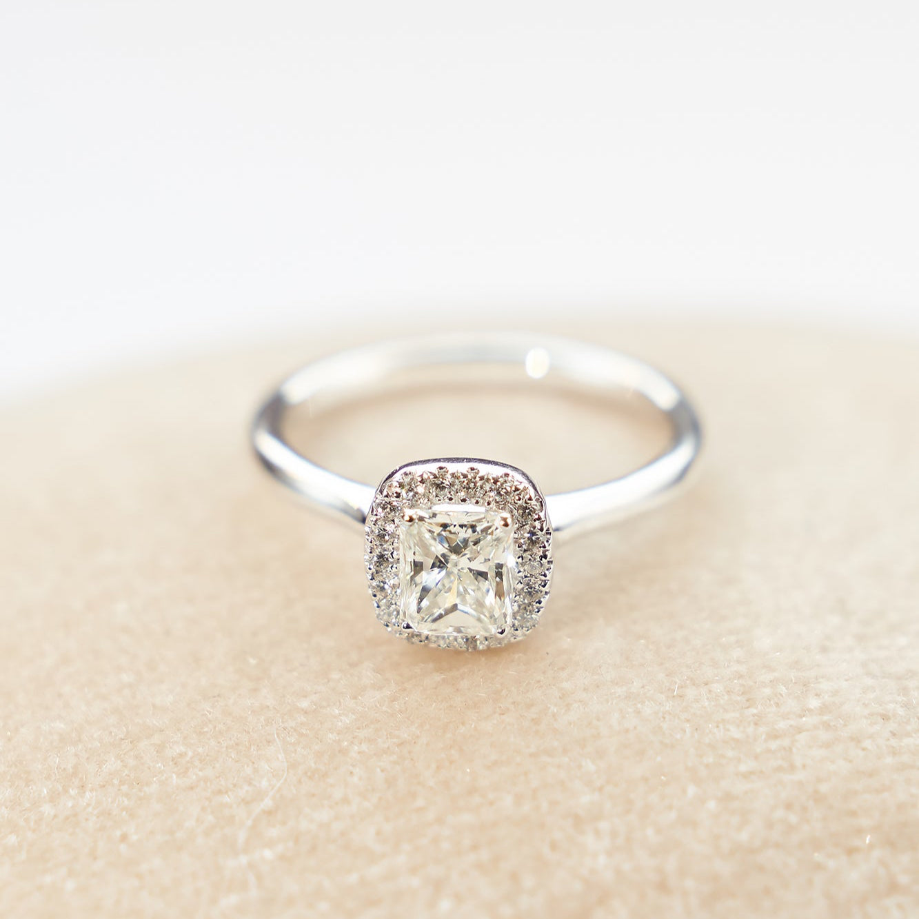 Gold Ring with Radiant Diamond 0,5 ct