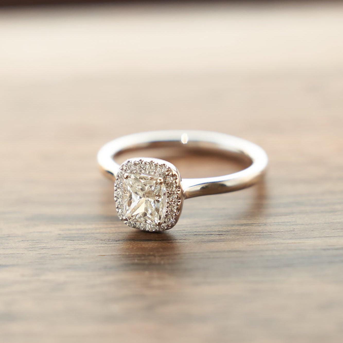 Gold Ring with Radiant Diamond 0,5 ct