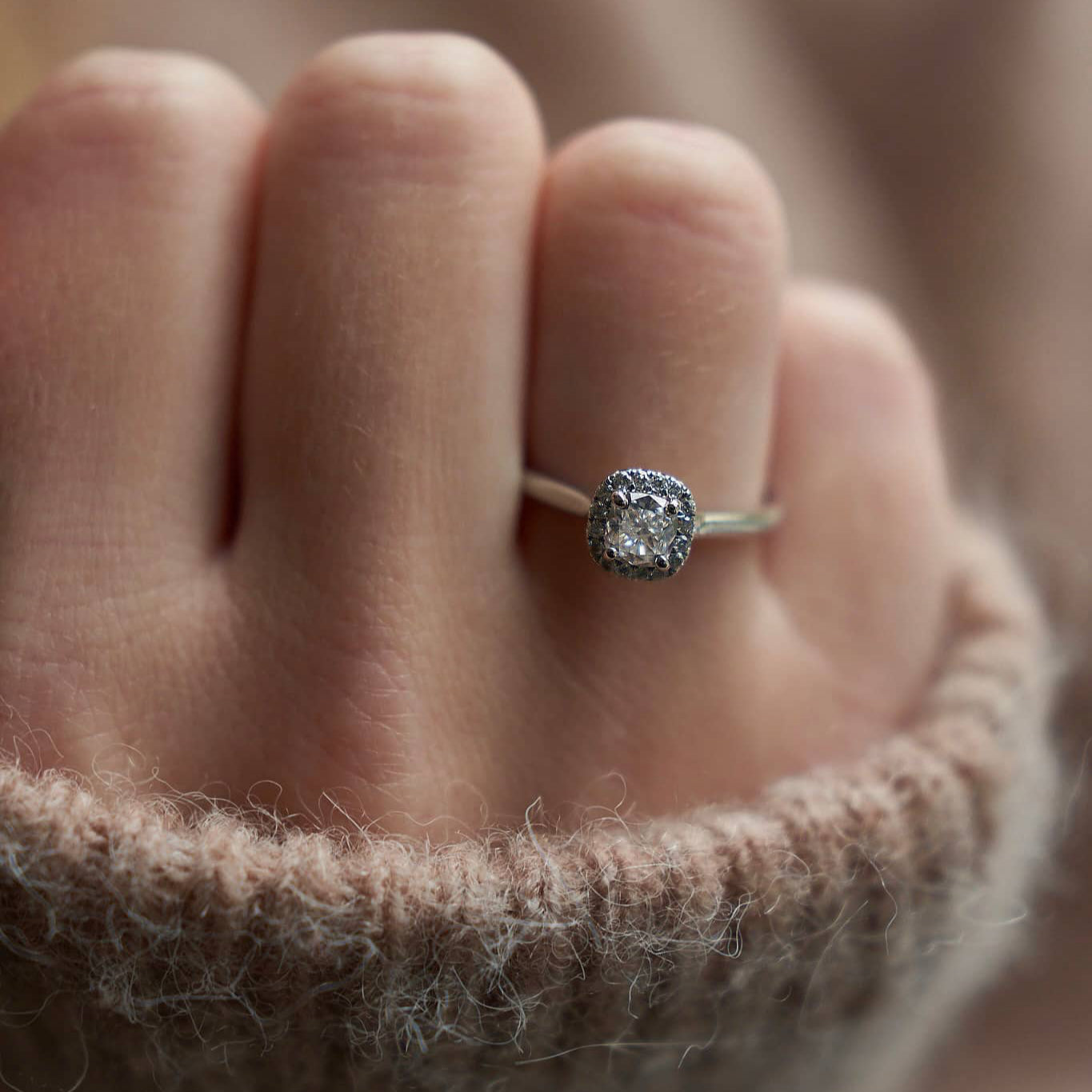 Halo Ring with Cushion Diamond 0,5 ct