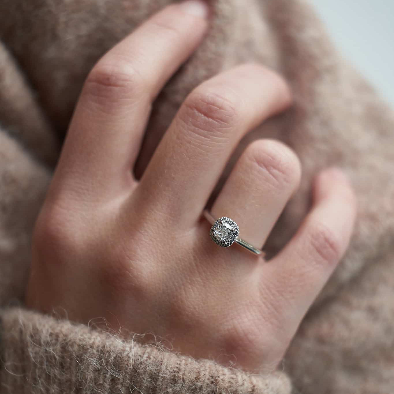 Gold Ring with Cushion Diamond 0,5 ct