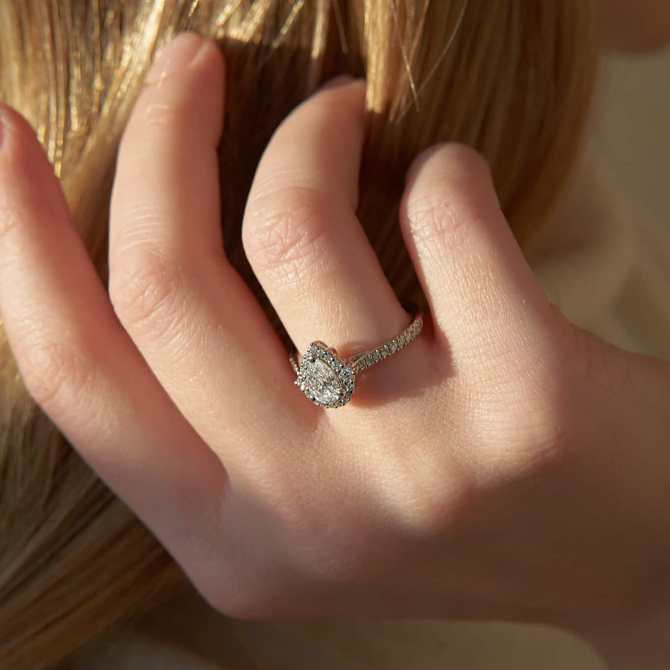 Gold Ring with Pear Diamond 0,5 ct