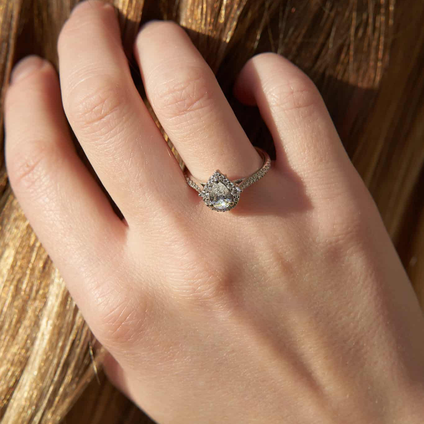 Gold Ring with Pear Diamond 0,5 ct