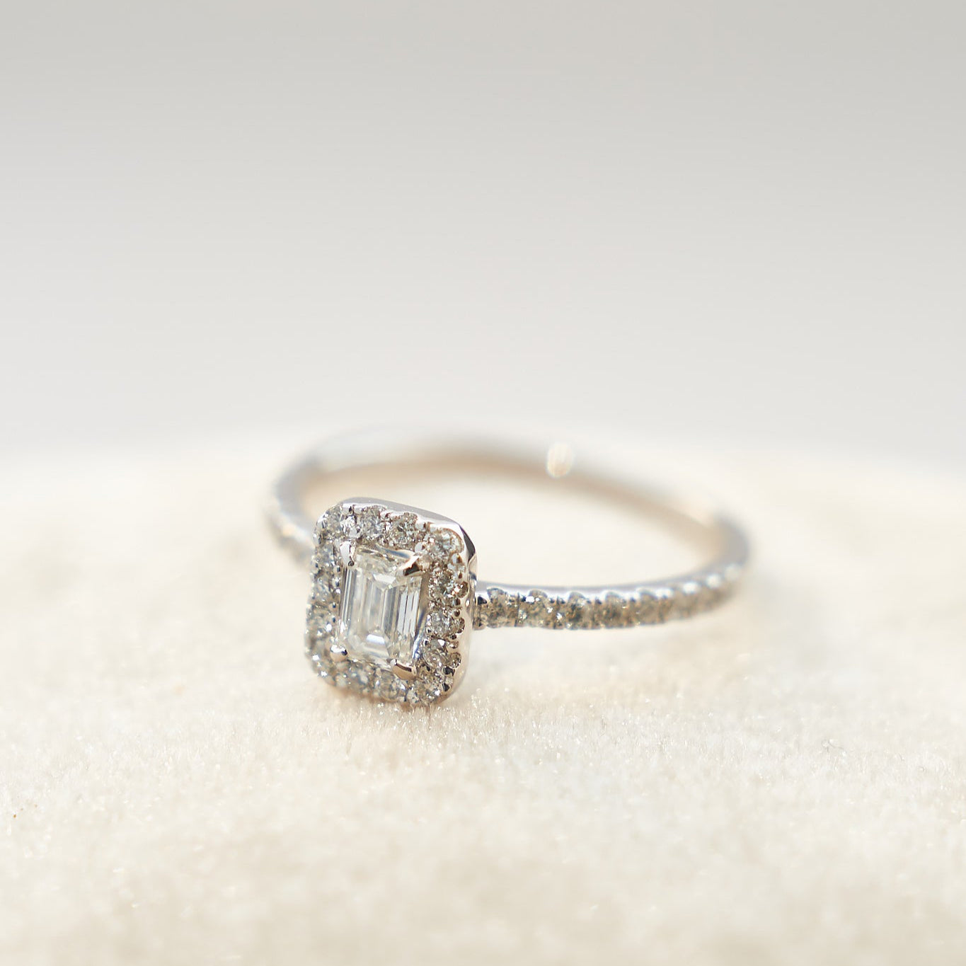 Gold Ring with Emerald Diamond 0,3 ct