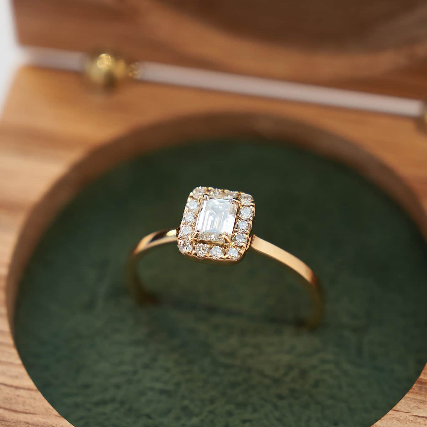 Gold Ring with Emerald Diamond 0,3 ct