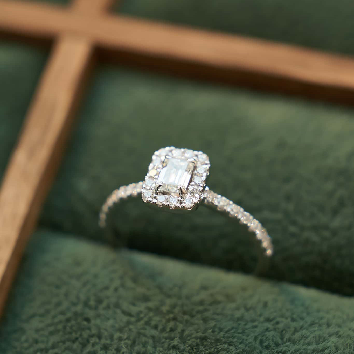 Gold Ring with Emerald Diamond 0,3 ct