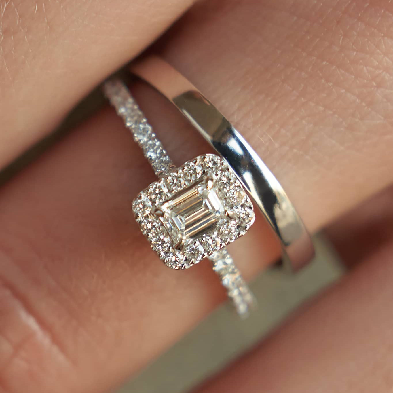 Gold Ring with Emerald Diamond 0,3 ct