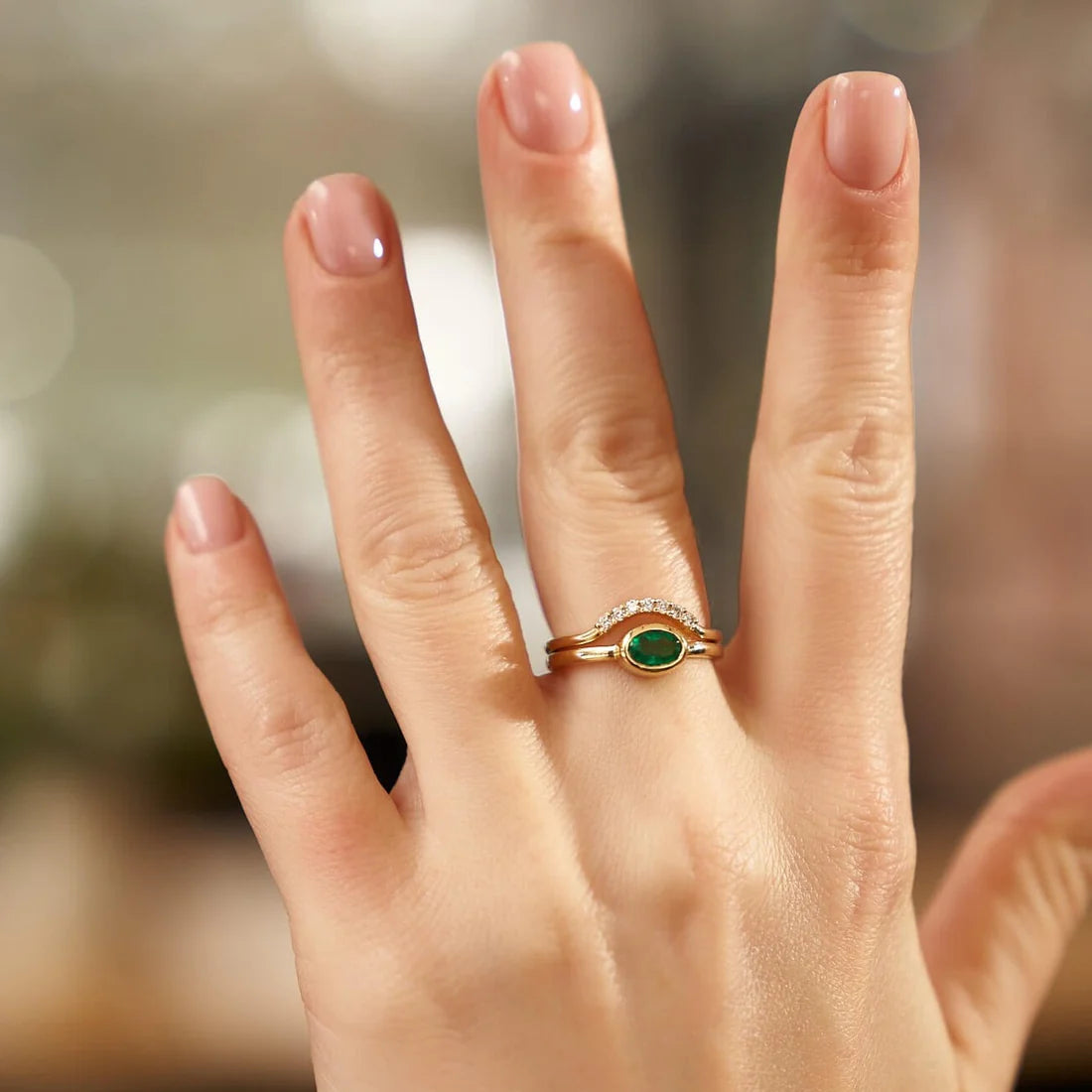 Gold Ring set with Emerald and Diamonds