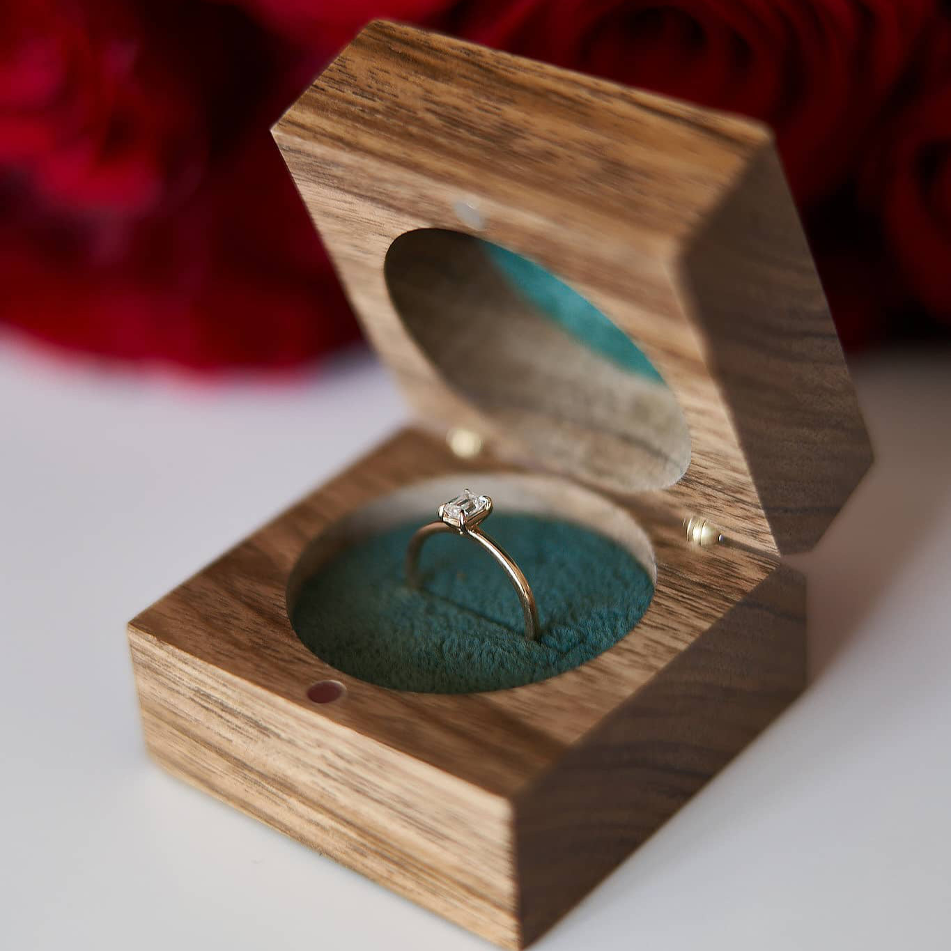 Gold Ring with Emerald Diamond 0,3 ct