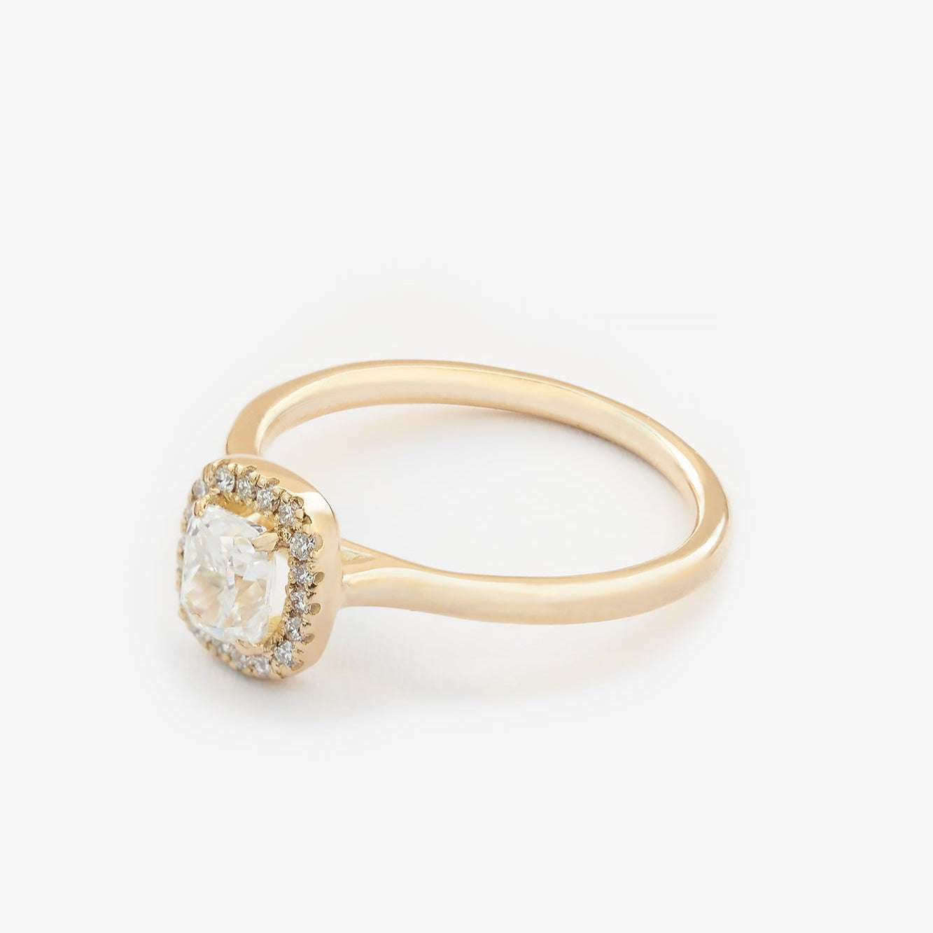 Gold Ring with Cushion Diamond 0,5 ct