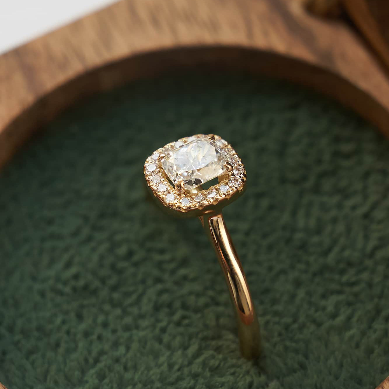 Gold Ring with Cushion Diamond 0,5 ct