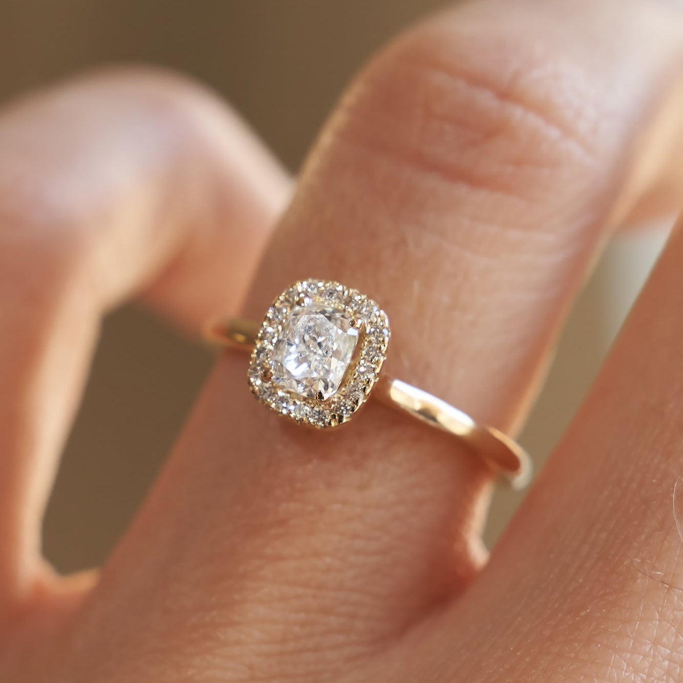 Gold Ring with Cushion Diamond 0,5 ct