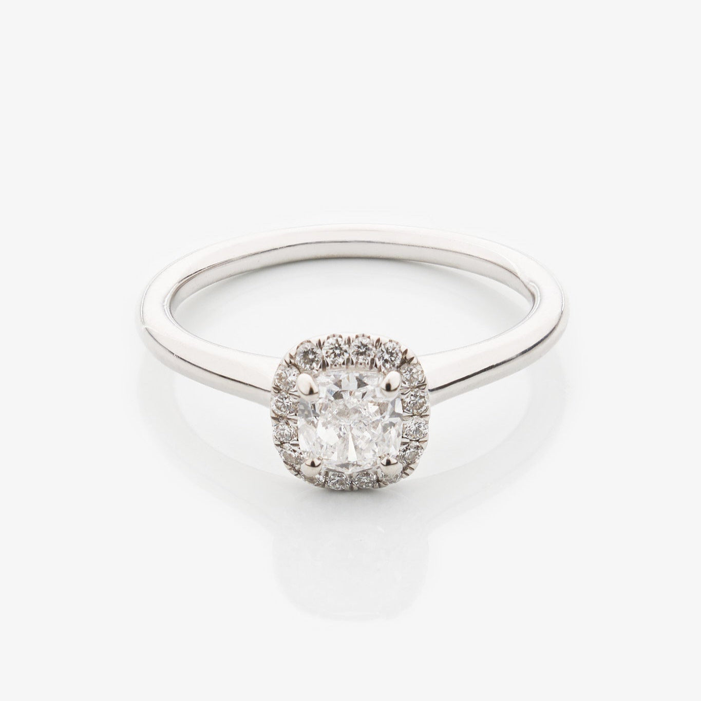 Halo Ring with Cushion Diamond 0,5 ct
