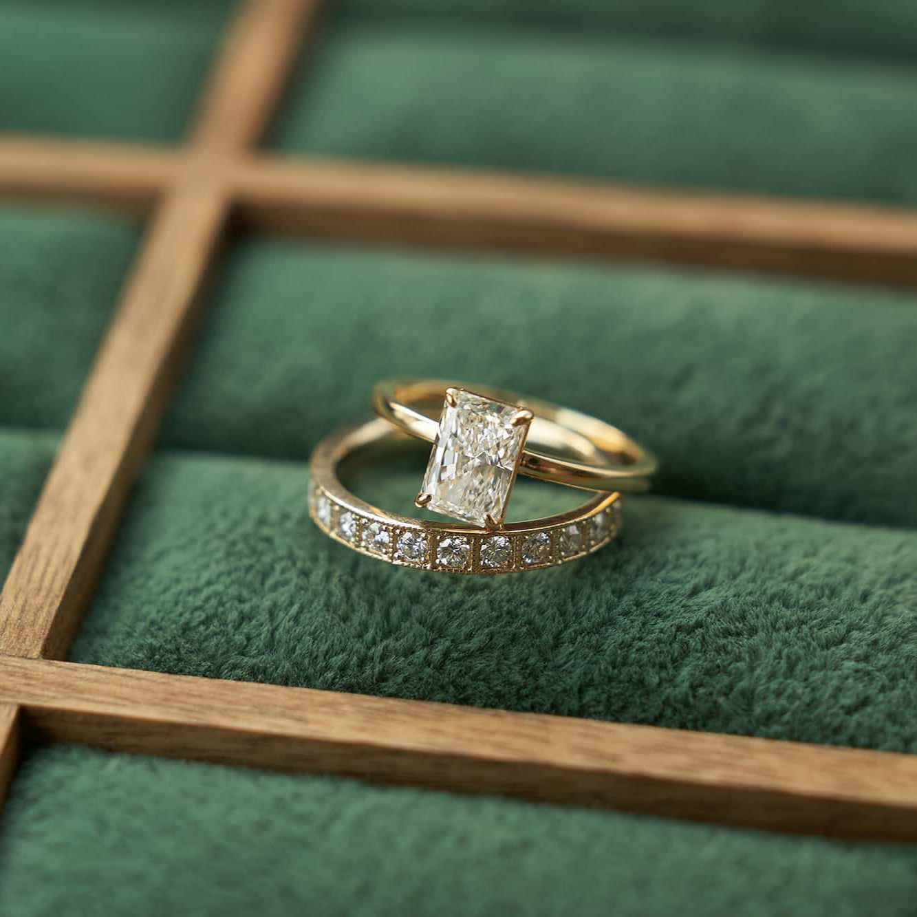 Gold Ring with Radiant Diamond 1 ct