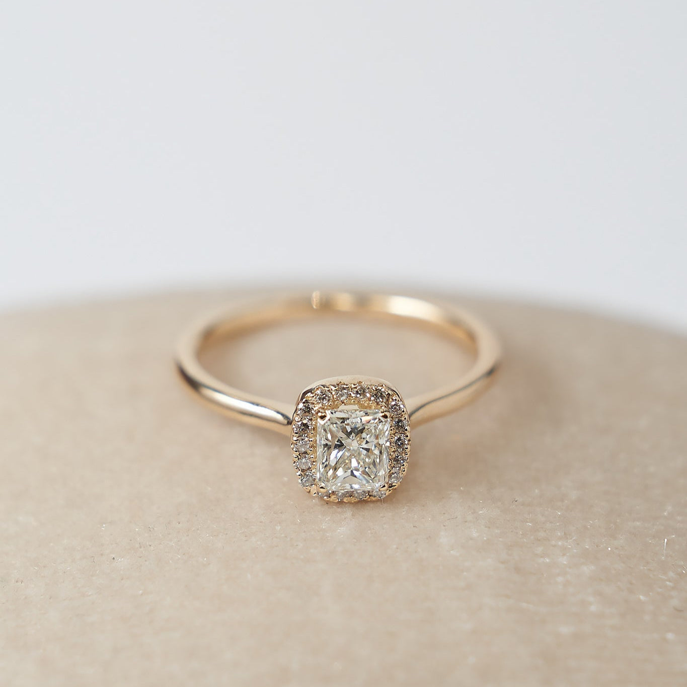 Gold Ring with Radiant Diamond 0,5 ct
