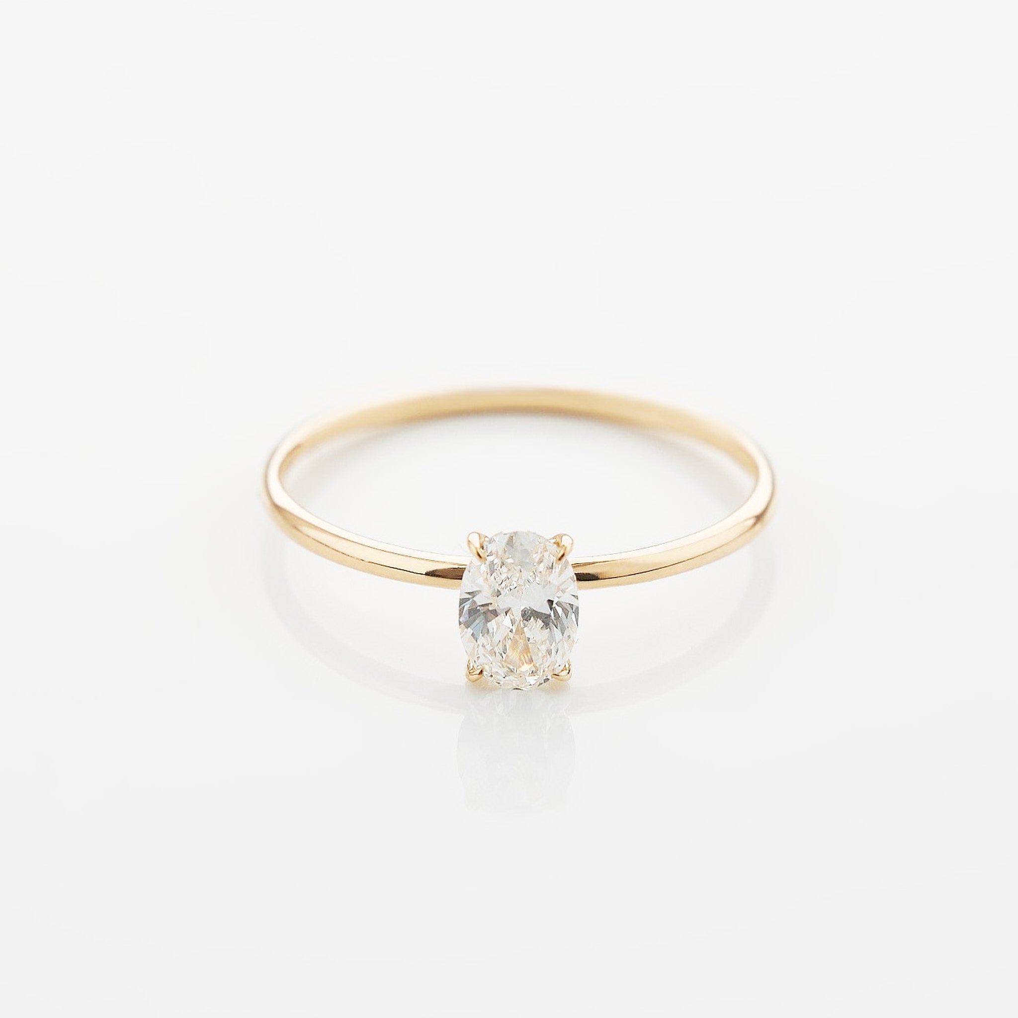 Gold Ring with Oval Diamond 0,3 ct