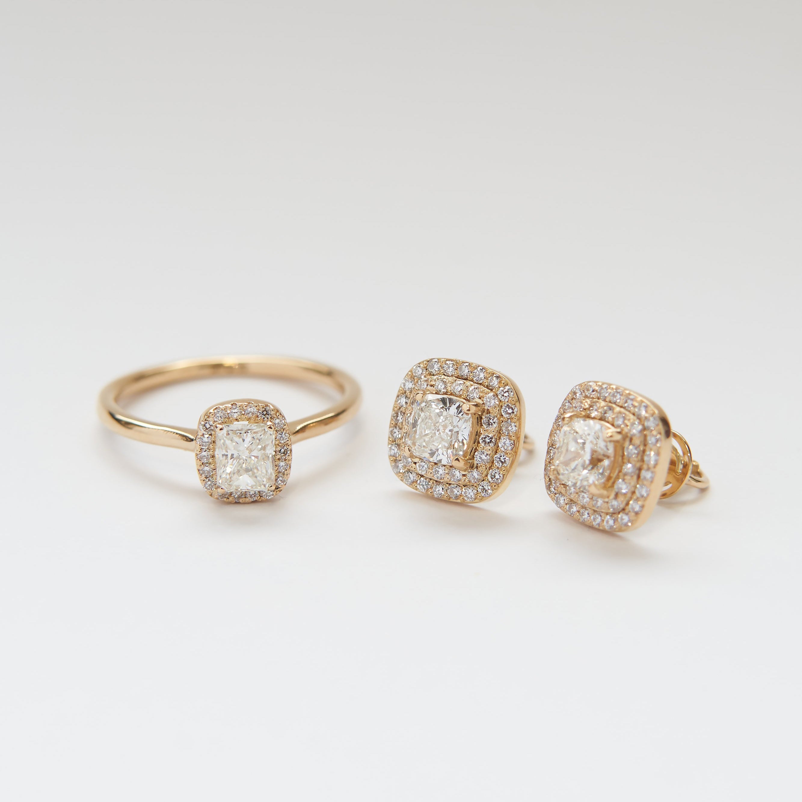 Gold Ring with Radiant Diamond 0,5 ct