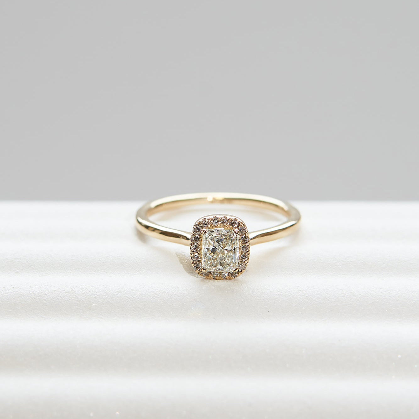 Gold Ring with Radiant Diamond 0,5 ct