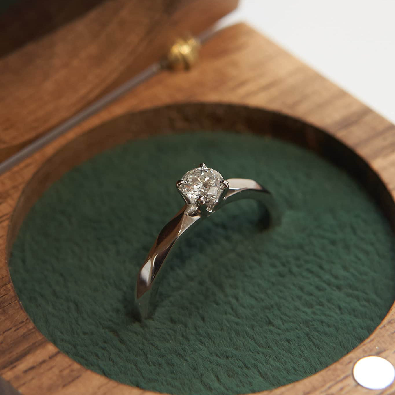 Gold Ring with Round Diamond 0,3 ct