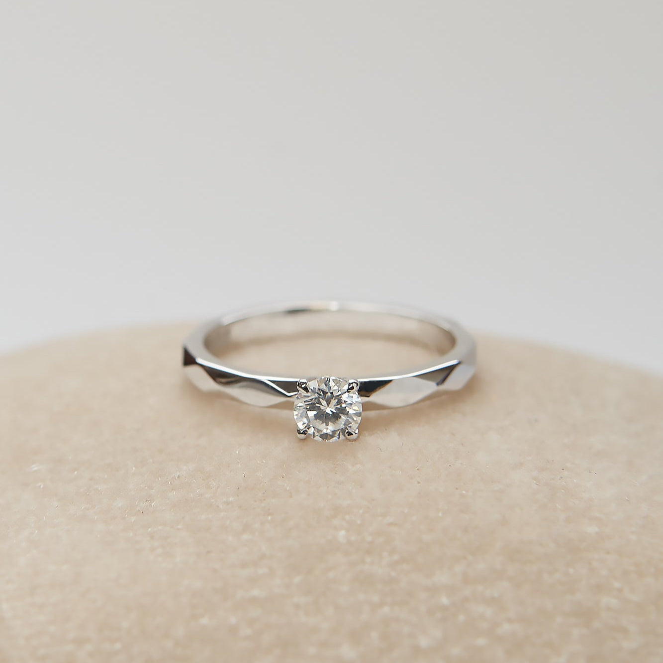 Gold Ring with Round Diamond 0,3 ct