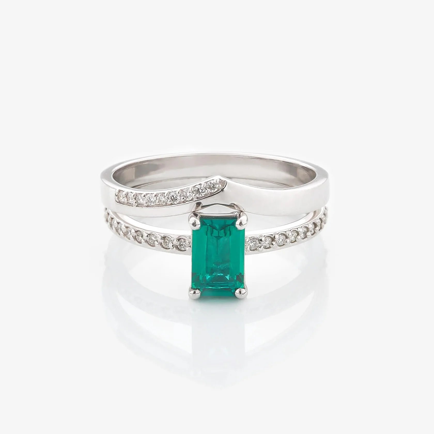 Gold Ring set with Emerald and Diamonds