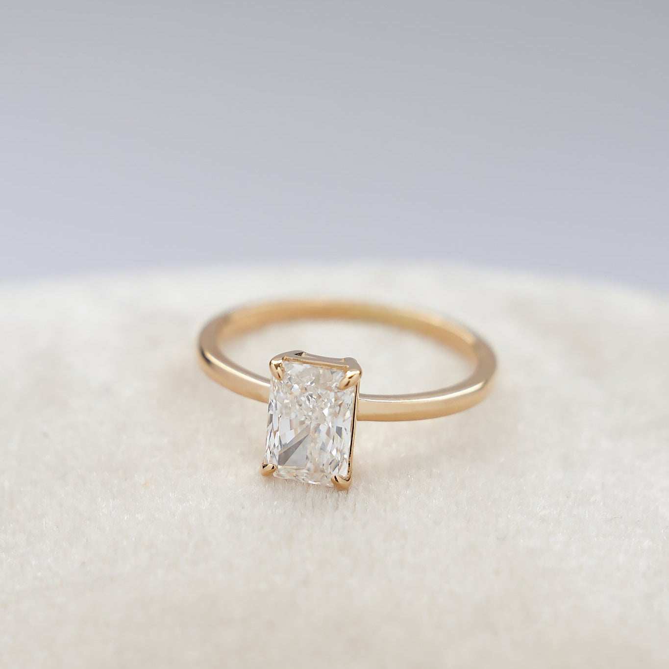 Gold Ring with Radiant Diamond 1 ct